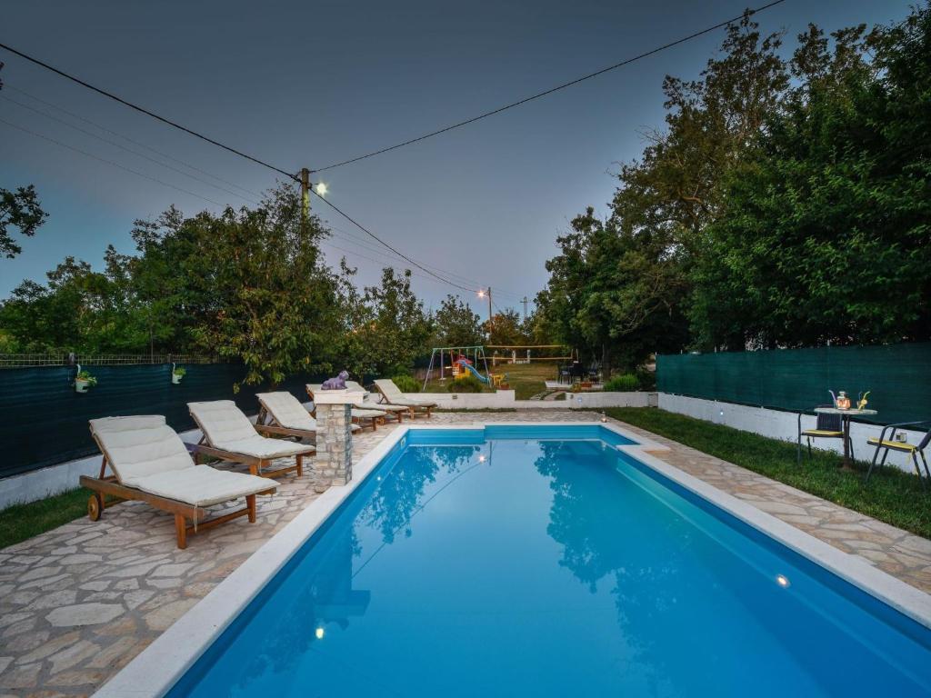Bazén v ubytování Villa Paradise nebo v jeho okolí