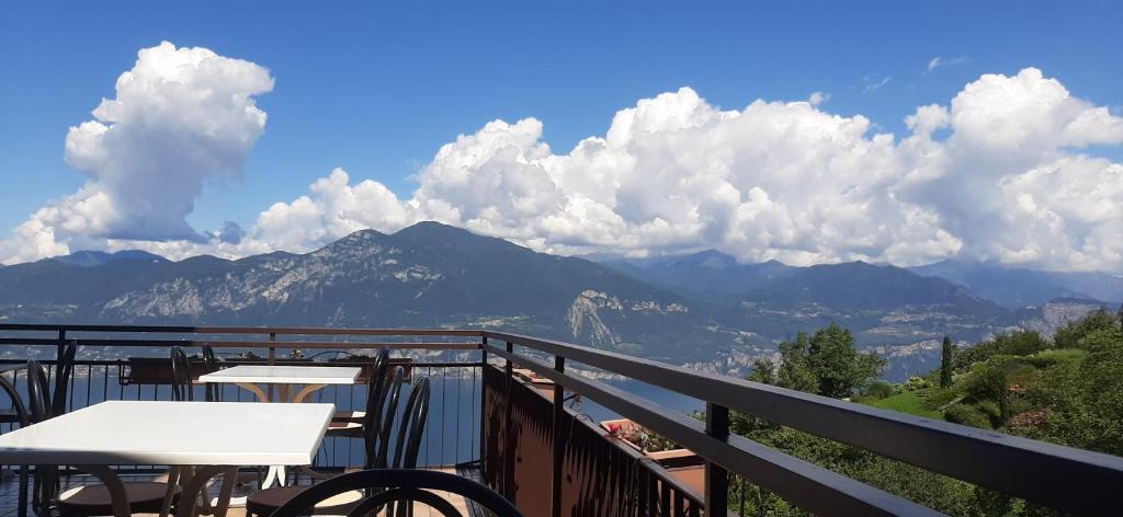 Nespecifikovaný výhled na hory nebo výhled na hory při pohledu z hotelu