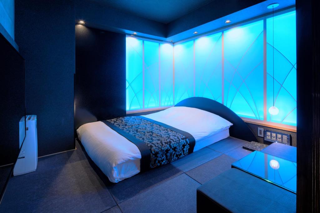 Postel nebo postele na pokoji v ubytování HOTEL THE HOTEL SHINJUKU (Adult Only)