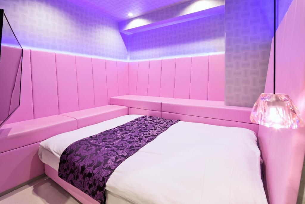 Postel nebo postele na pokoji v ubytování HOTEL THE HOTEL SHINJUKU (Adult Only)