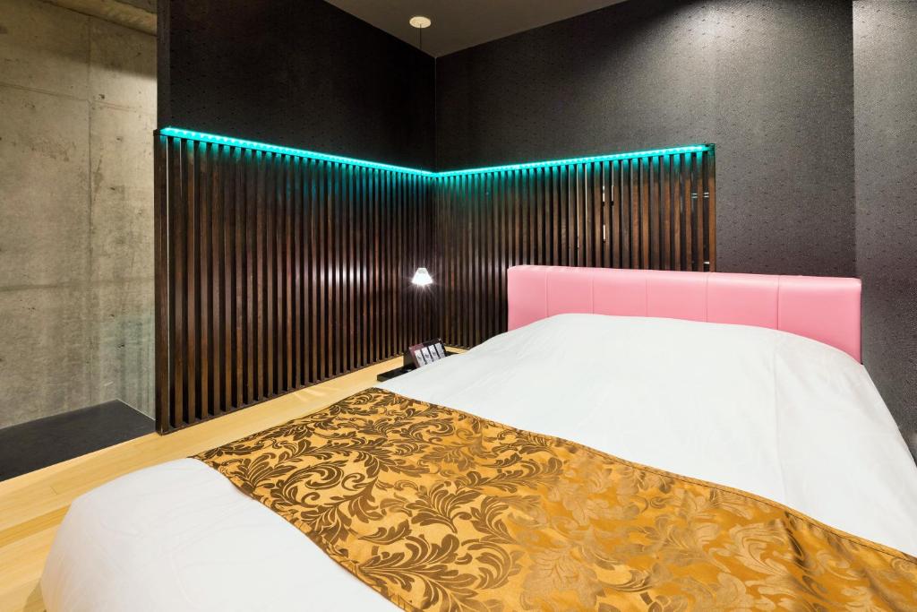 Postel nebo postele na pokoji v ubytování HOTEL THE HOTEL SHINJUKU (Adult Only)