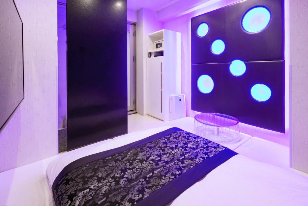 Postel nebo postele na pokoji v ubytování HOTEL THE HOTEL SHINJUKU (Adult Only)
