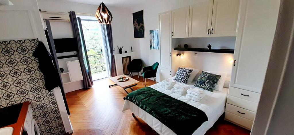 - une chambre avec un lit et une chambre avec une fenêtre dans l'établissement Studio 3 étoiles le 102, Aix les bains centre Thermes Palace le Beau Site, à Aix-les-Bains