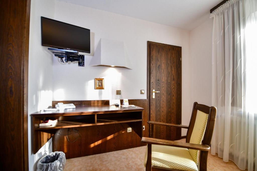 TV a/nebo společenská místnost v ubytování Hotel Zur Post