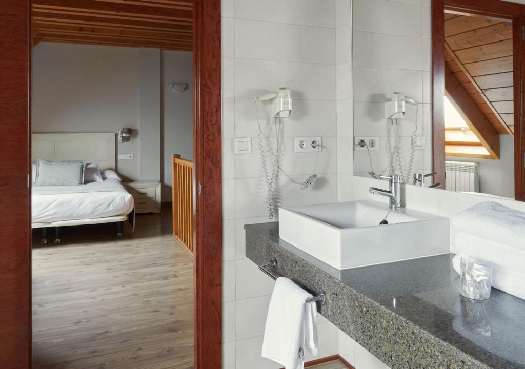 Postel nebo postele na pokoji v ubytování Apartahotel Tres Quiñones