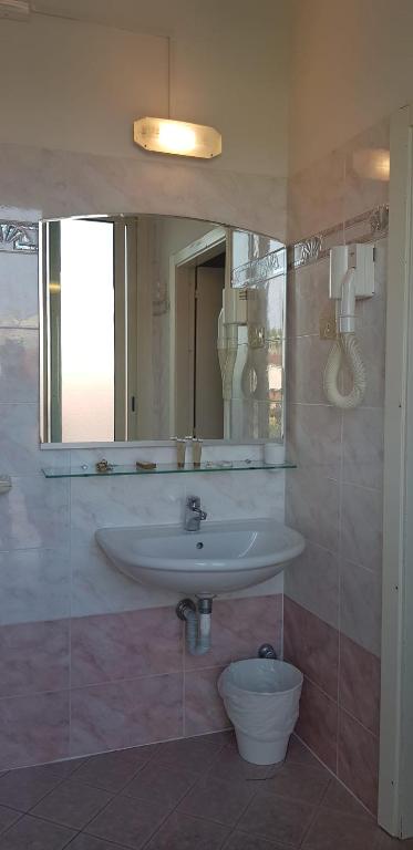 Koupelna v ubytování Hotel Britannia Rimini Marina centro