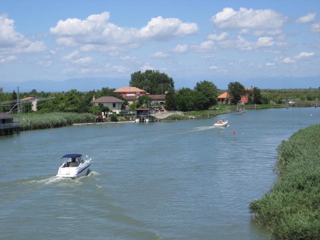 View of a river running close to a szállodákat