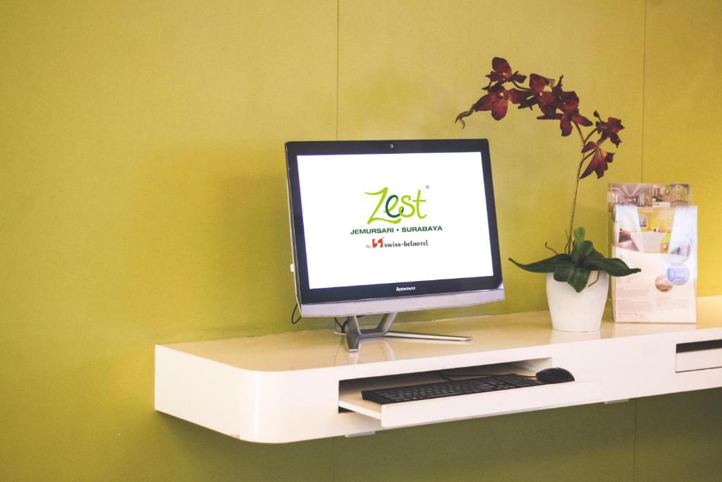 TV a/nebo společenská místnost v ubytování Zest Jemursari by Swiss-Belhotel International