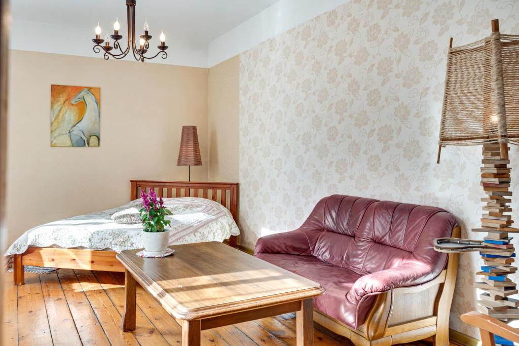 un soggiorno con divano e tavolo di Toma street apartments a Liepāja