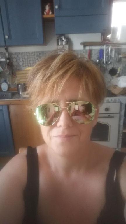 kobieta w okularach przeciwsłonecznych w kuchni w obiekcie la dimora degli angeli w mieście Perugia