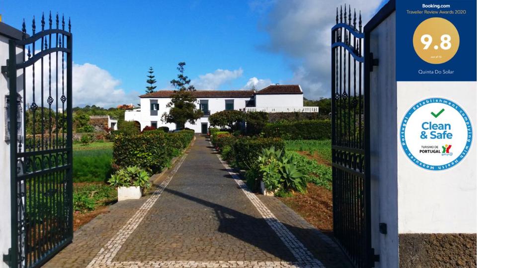 une porte devant une maison avec un panneau sur celle-ci dans l'établissement Quinta Do Solar - Exclusivo Perfeito para Famílias, à Ponta Delgada