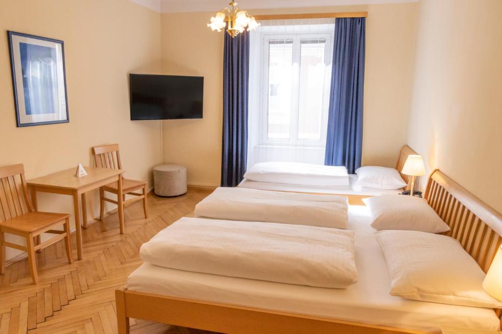 Postel nebo postele na pokoji v ubytování Hotel Mariahilf