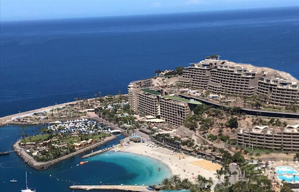 uma vista aérea de um resort e de uma praia em Anfi del Mar em La Playa de Arguineguín