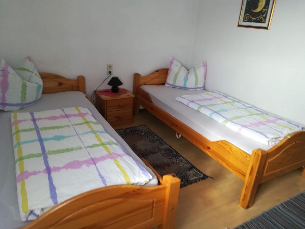 Postel nebo postele na pokoji v ubytování Brauhaus Fröschl