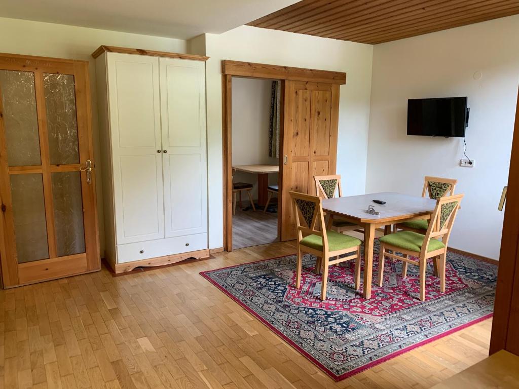 TV a/nebo společenská místnost v ubytování Ferienhaus am Burgsee