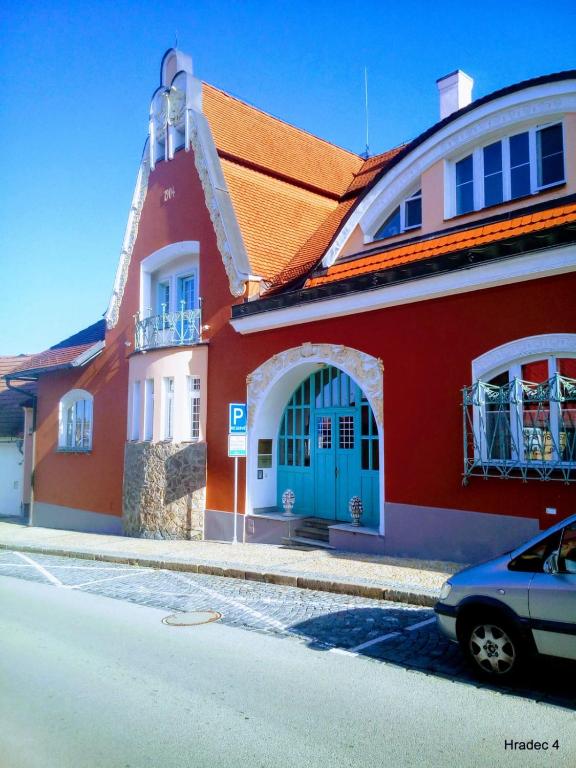 czerwony budynek z niebieskimi drzwiami na ulicy w obiekcie Flat Jindrichuv Hradec w mieście Jindrichuv Hradec
