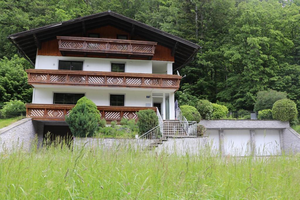 dom pośrodku pola w obiekcie Haus Berger w mieście Fuschl am See