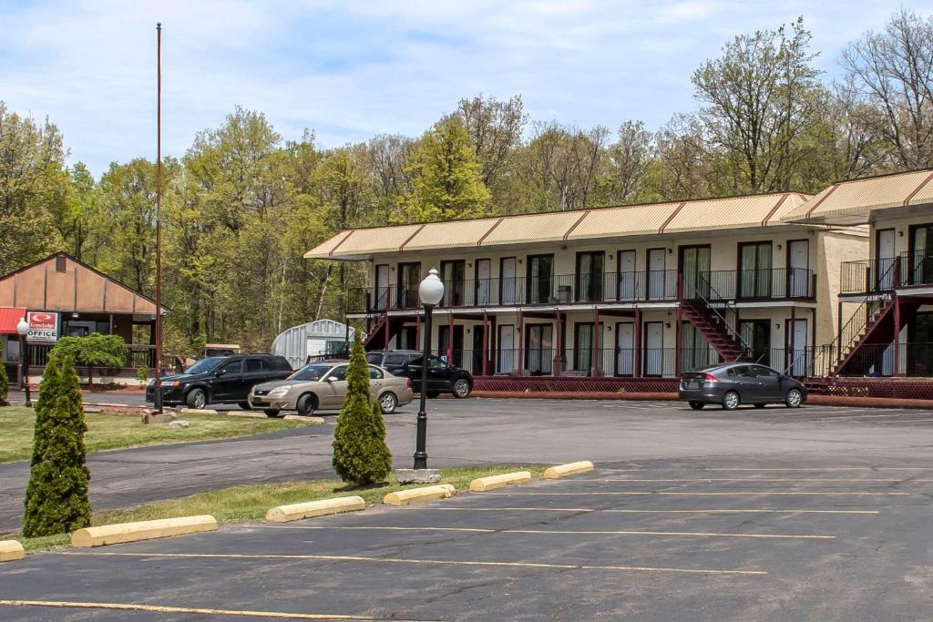 un edificio con coches estacionados en un estacionamiento en Econo Lodge Inn & Suites Lake Harmony - Pocono Mountains Area, en White Haven