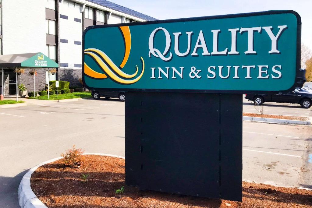 um sinal para uma estalagem e suites de qualidade em Quality Inn & Suites Everett em Everett