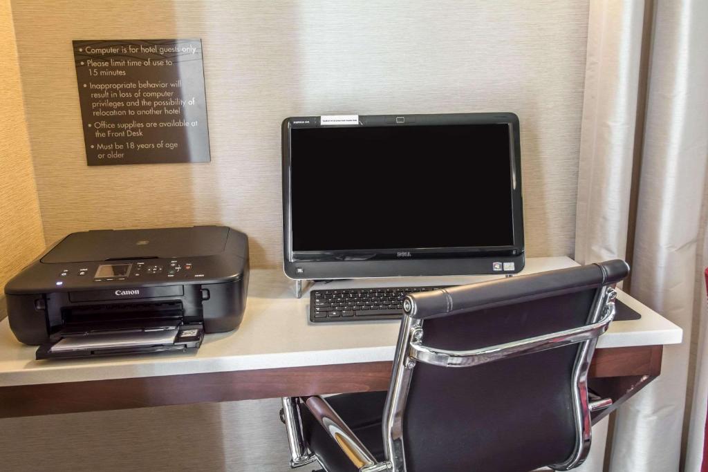 TV a/nebo společenská místnost v ubytování Comfort Inn & Suites