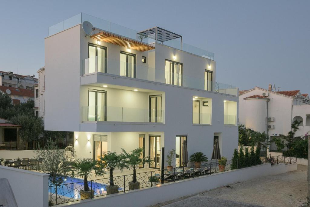Bazén v ubytovaní Luxury Villa -Heated Pool -Jacuzzi alebo v jeho blízkosti