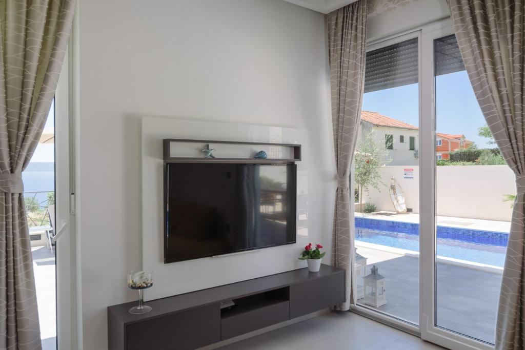 Bazén v ubytovaní Luxury Villa -Heated Pool -Jacuzzi alebo v jeho blízkosti