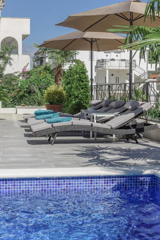 Bazén v ubytovaní Luxury Villa -Heated Pool -Jacuzzi alebo v jeho blízkosti