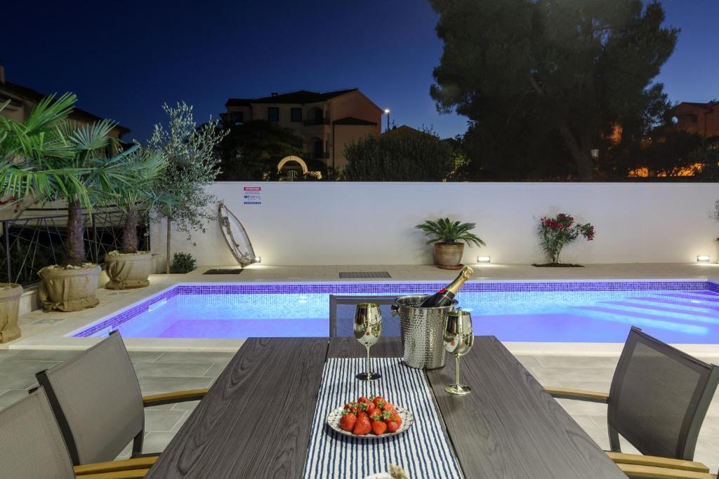 Bazén v ubytovaní Luxury Villa -Heated Pool -Jacuzzi alebo v jeho blízkosti