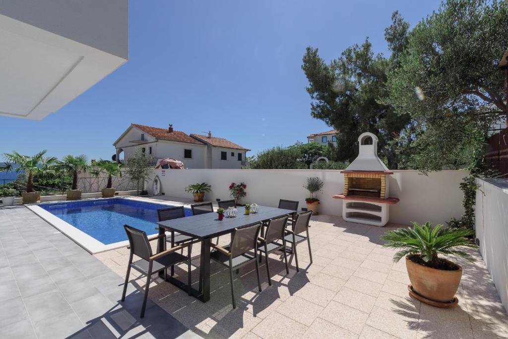 Bazén v ubytovaní Luxury Villa -Heated Pool -Jacuzzi alebo v jeho blízkosti
