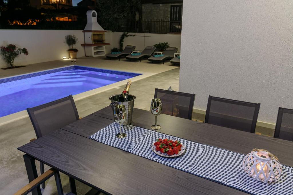 Bazén v ubytovaní Luxury Villa -Heated Pool -Jacuzzi alebo v jeho blízkosti