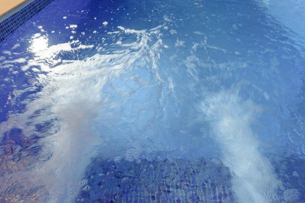Bazén v ubytovaní Luxury Villa -Heated Pool -Jacuzzi alebo v jeho blízkosti