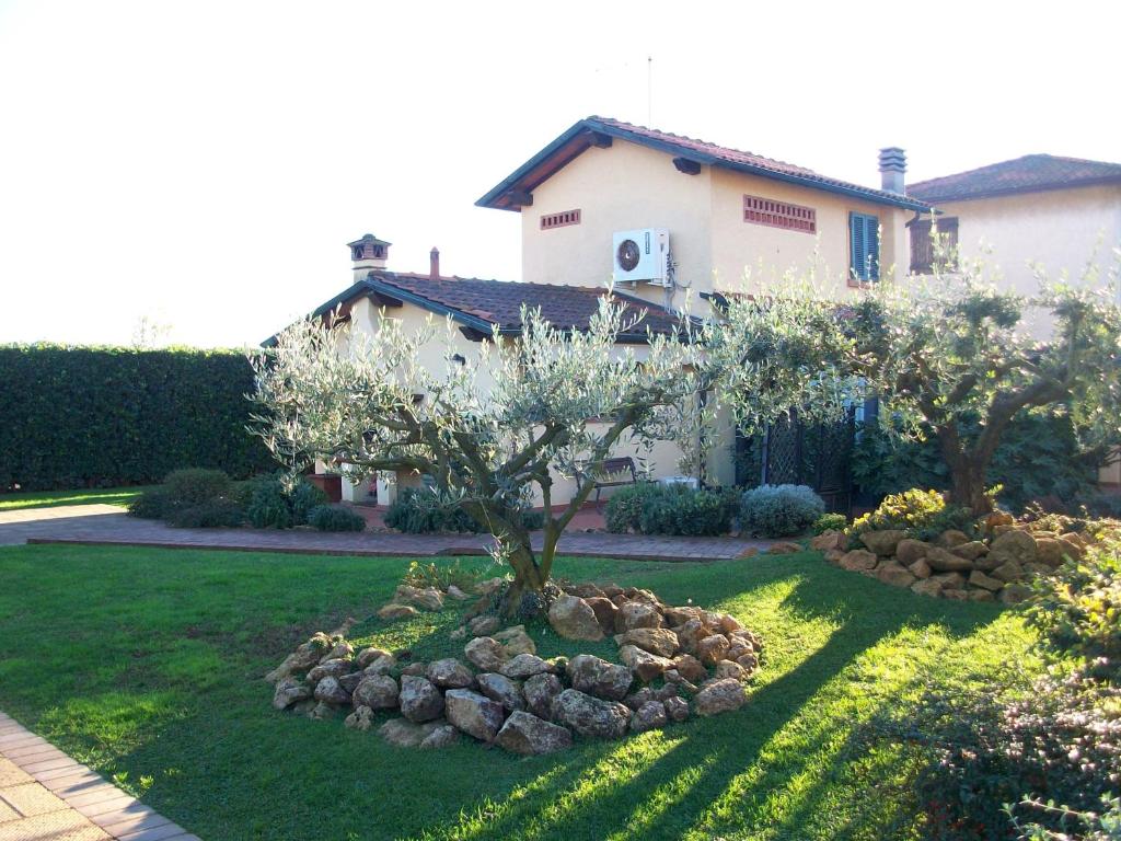 a tree in a yard in front of a house at Casa Daniela in Pietrasanta