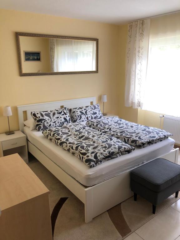 1 dormitorio con cama y espejo en la pared en Ferienwohnung Appartement in Rheinbrohl, en Rheinbrohl
