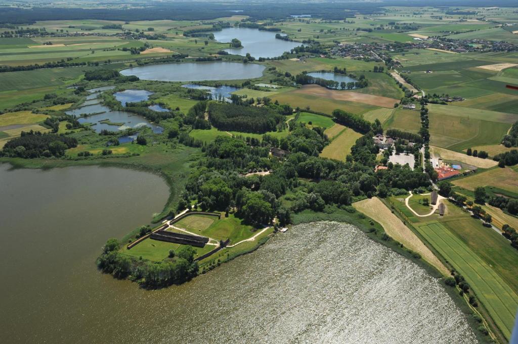 z góry widok na park i jezioro w obiekcie Muzeum Archeologiczne w Biskupinie - Dom Muzealnika w mieście Biskupin