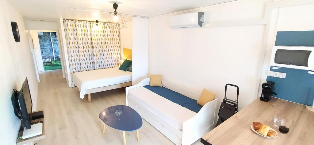 Le Tijo في سانت-جوزيف: غرفة معيشة صغيرة مع أريكة بيضاء وطاولة