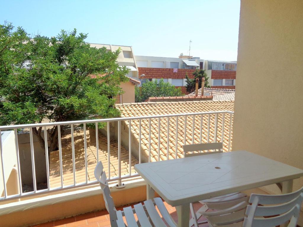 einen weißen Tisch und Stühle auf dem Balkon in der Unterkunft STUDIO 2 PERS QUARTIER DES PLAGES DE LA CORNICHE in Sète