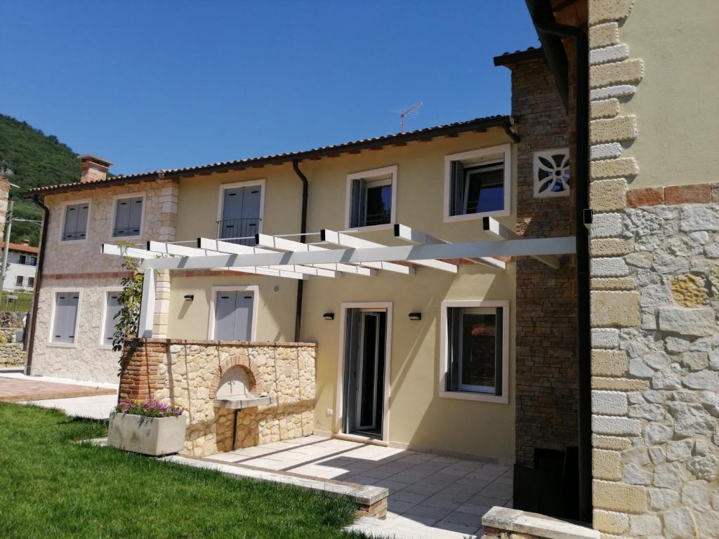 a house with white umbrellas on the side of it at Villavecchia in Castegnero