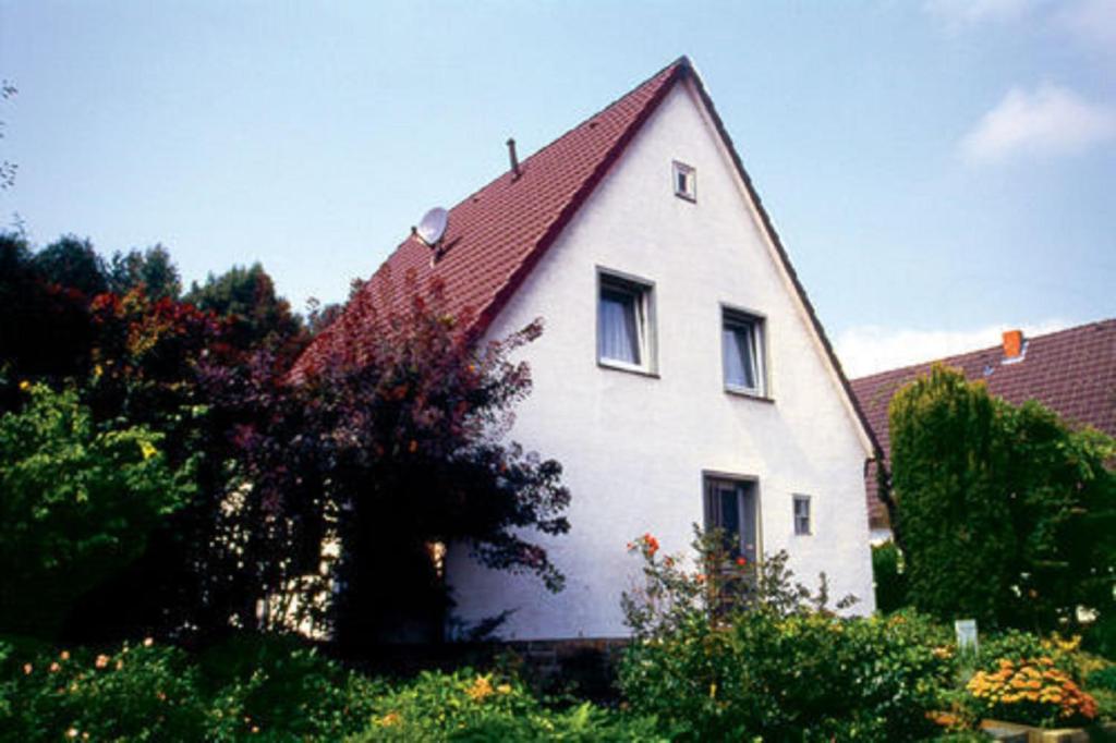 una gran casa blanca con techo rojo en Ferienwohnung Sommerfeld, en Bad Sassendorf