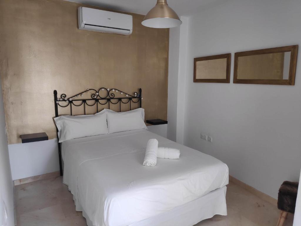 A bed or beds in a room at Apartamento La Victoria
