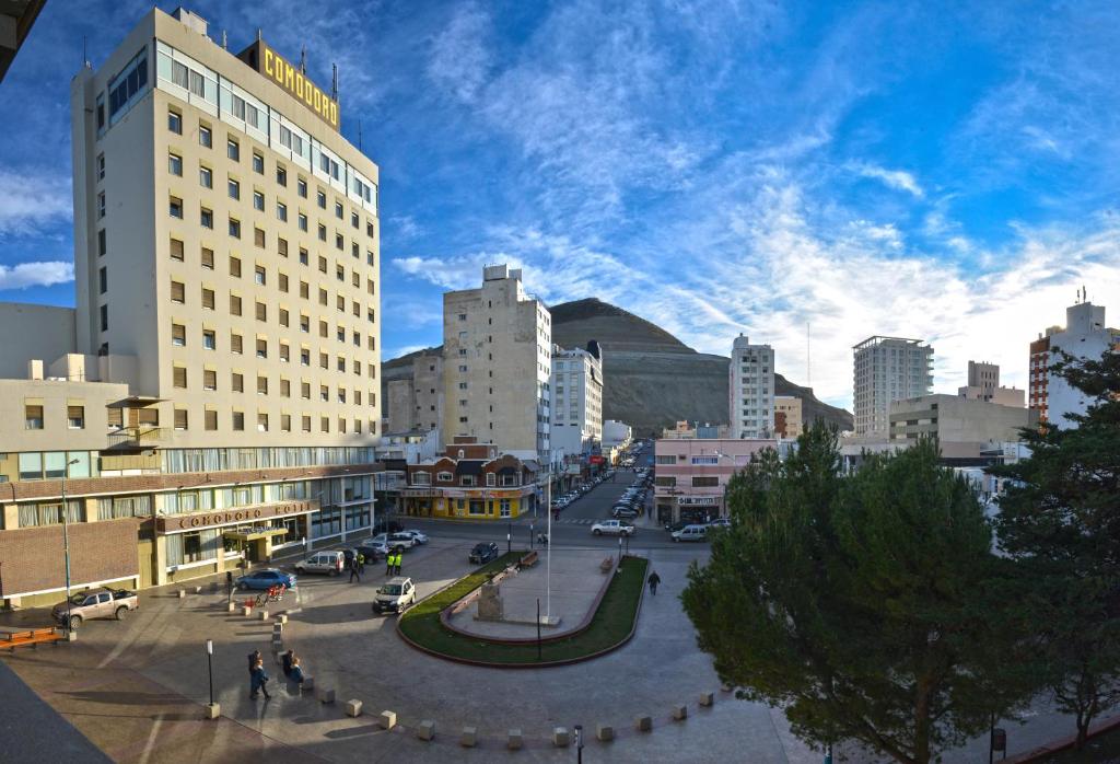 eine Stadt mit einer Straße mit Autos und Gebäuden in der Unterkunft Comodoro Hotel in Comodoro Rivadavia