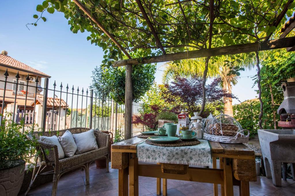 un patio con mesa, sillas y una valla en La Casetta, en Brancaleone Marina