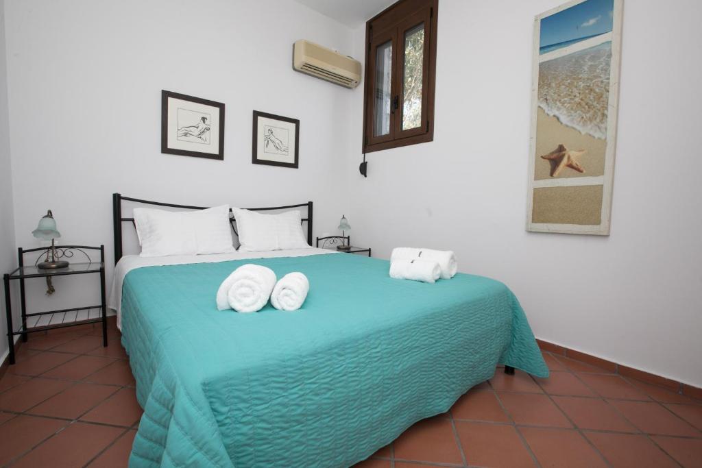 Ένα ή περισσότερα κρεβάτια σε δωμάτιο στο Skoutari Bungalows Galateia room