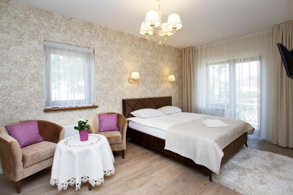 En eller flere senge i et værelse på Villa Airina