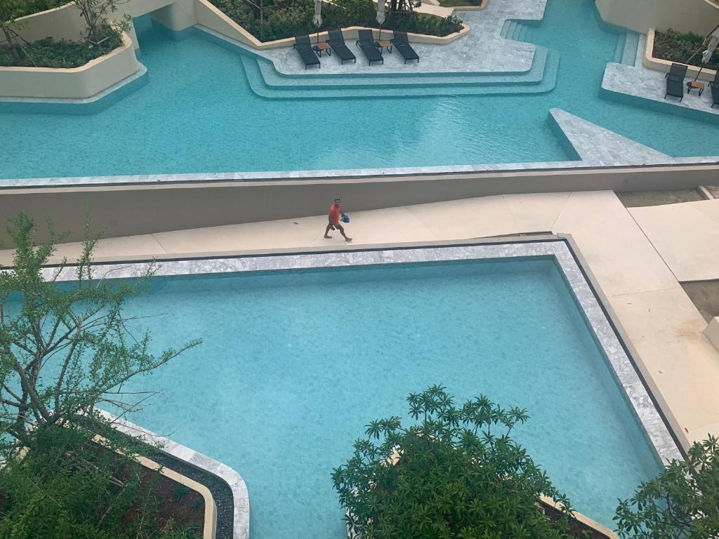 Bazén v ubytování Santorini Khao Takiab Huahin Beach Front nebo v jeho okolí