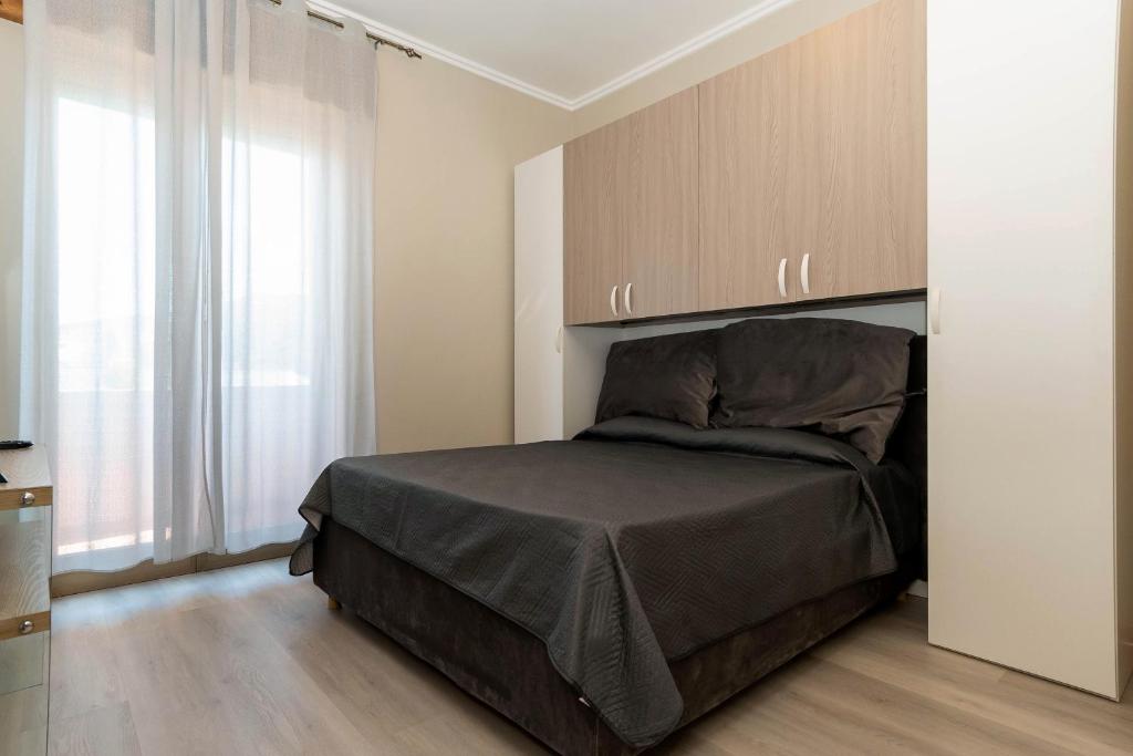 フィウミチーノにあるFiumicino Dream & Flyのベッドルーム1室(ベッド1台、ヘッドボード付)