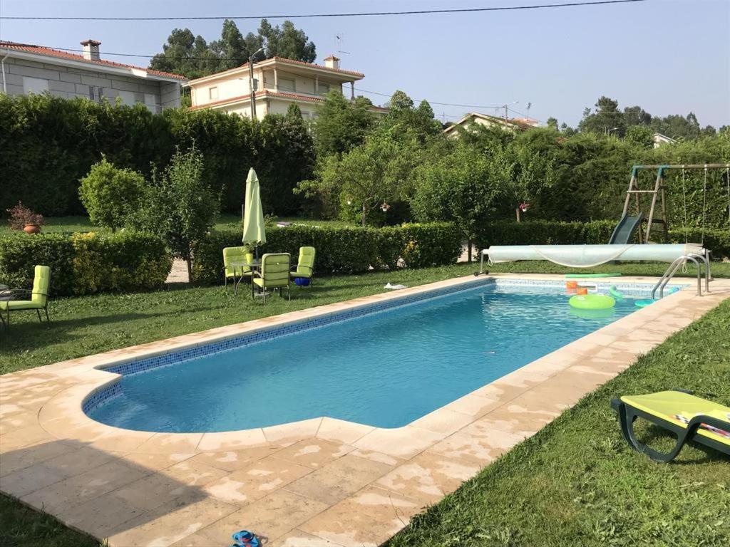 Piscina de la sau aproape de 2 bedrooms villa with lake view private pool and enclosed garden at Lousada