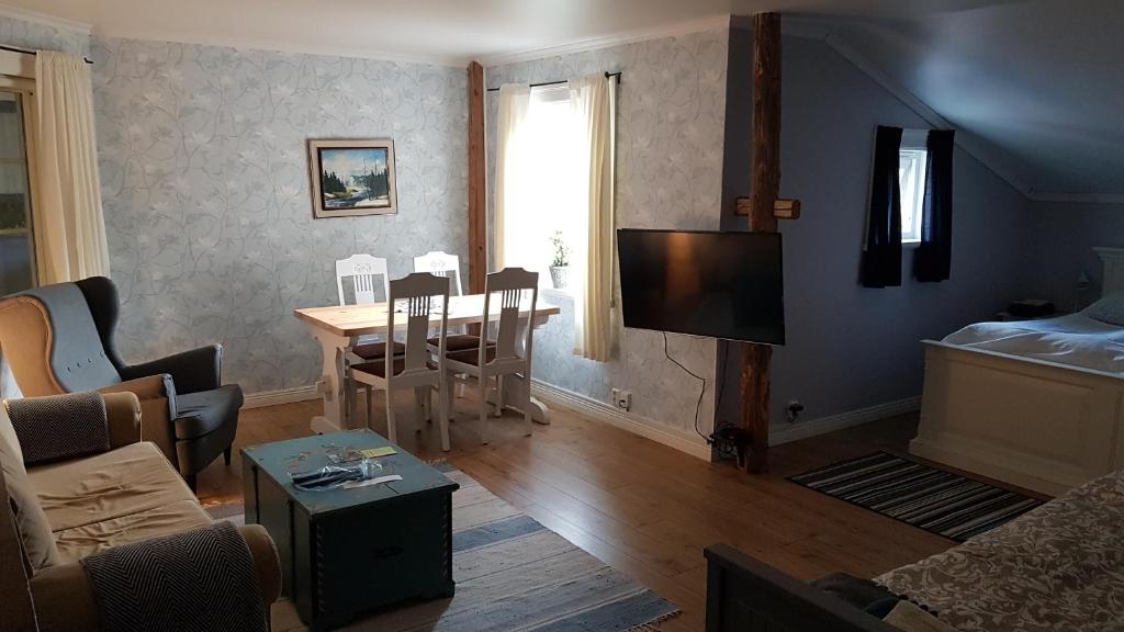 Posezení v ubytování Nygården B&B Hälsingegård