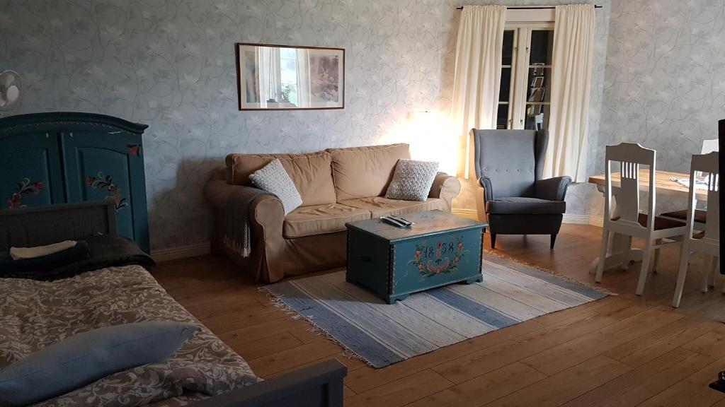 Posezení v ubytování Nygården B&B Hälsingegård