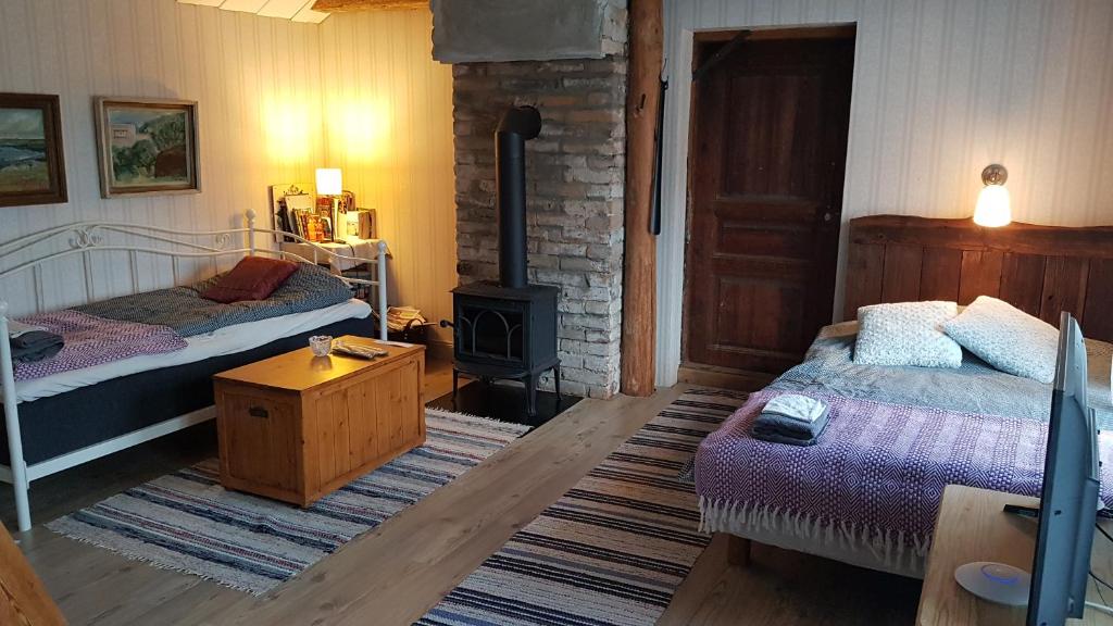 Postel nebo postele na pokoji v ubytování Nygården B&B Hälsingegård