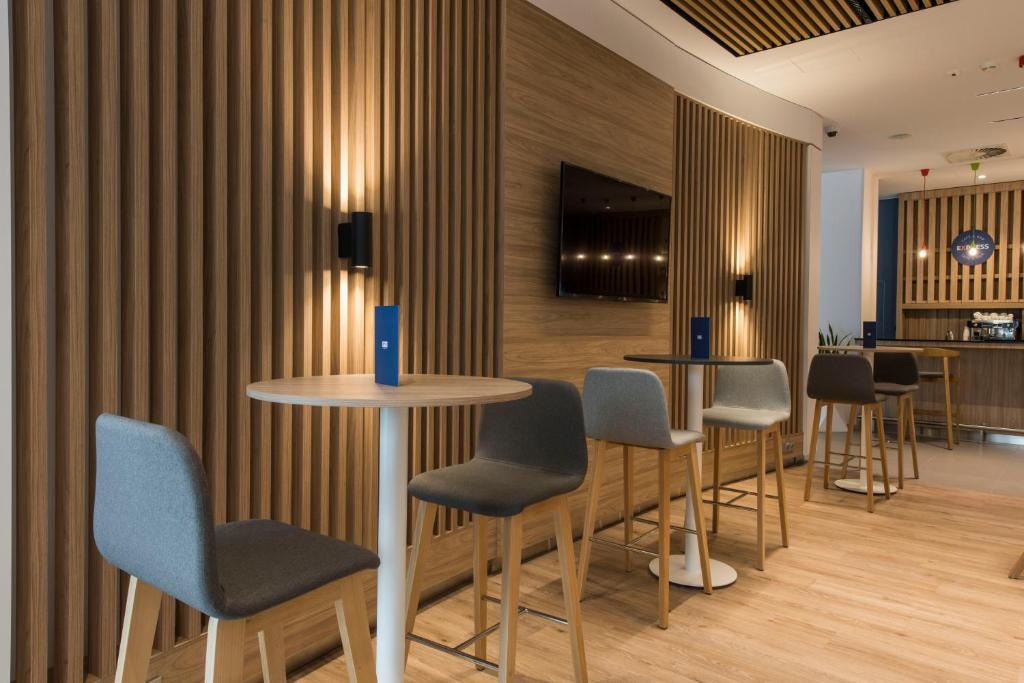 Televízia a/alebo spoločenská miestnosť v ubytovaní Holiday Inn Express Warsaw - Mokotow by IHG